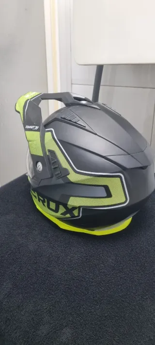 Casco de moto negro y amarillo