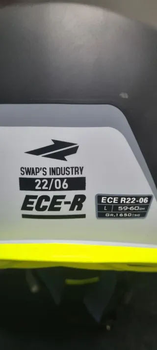 Casco de moto negro y amarillo