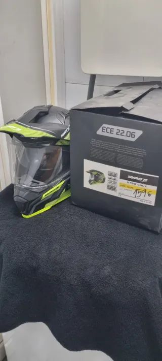 Casco de moto negro y amarillo
