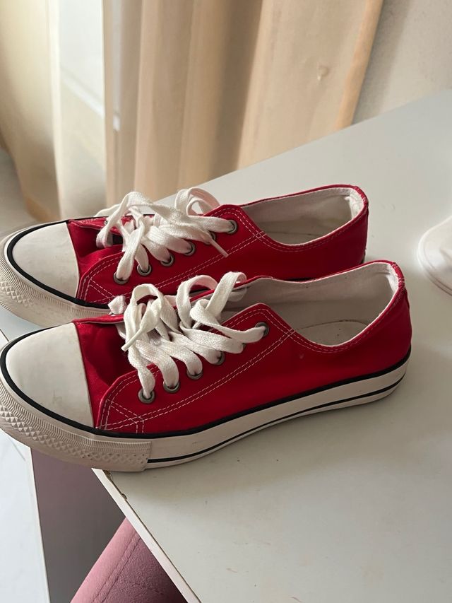 Zapatillas rojas y blancas