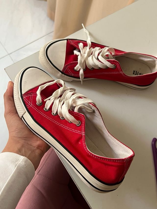 Zapatillas rojas y blancas