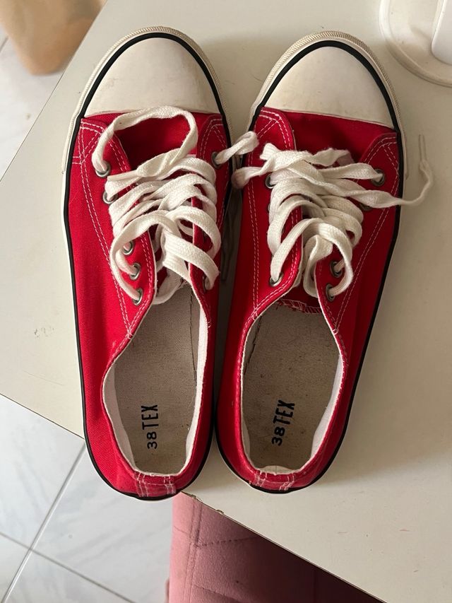 Zapatillas rojas y blancas