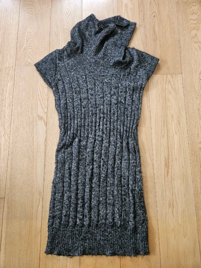 Vestido de punto cuello alto manga corta gris