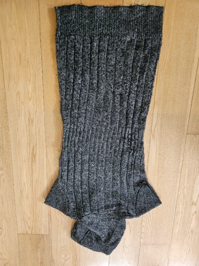 Vestido de punto cuello alto manga corta gris