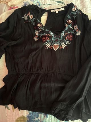 Blusa negra con cuello bordado de flores y corazón