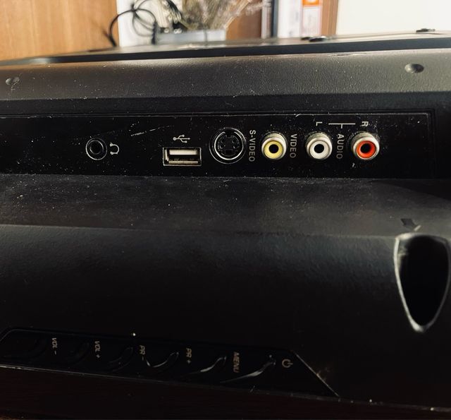 Televisor TCL 26 HD + 2 soportes metálicos pared