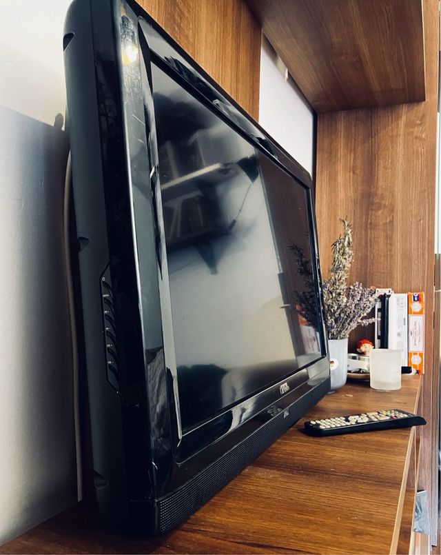 Televisor TCL 26 HD + 2 soportes metálicos pared