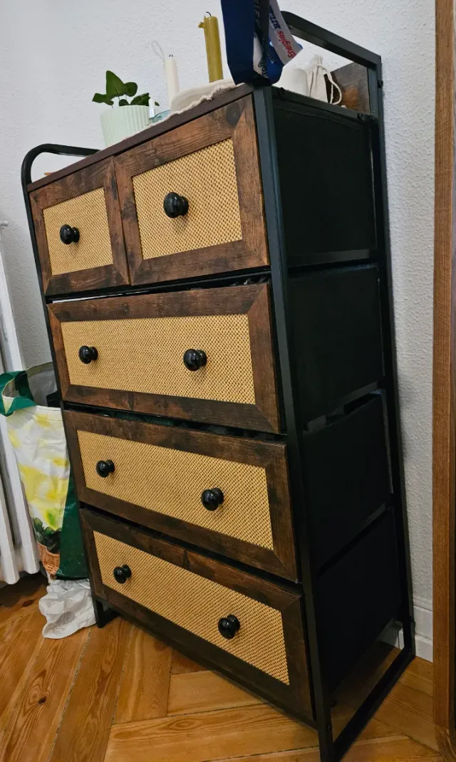 Cajonera de tela marrón y ratán