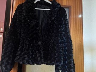 Chaqueta corta pelo negra