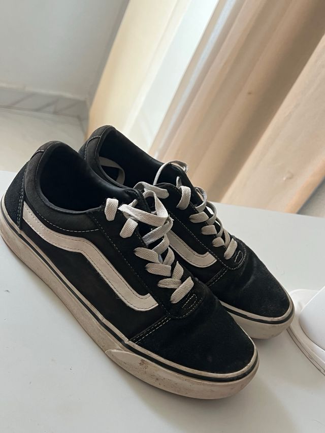 Zapatillas Vans Negras y Blancas