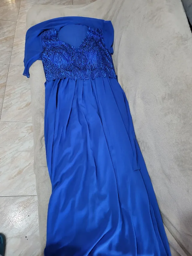 Vestido largo azul con encaje