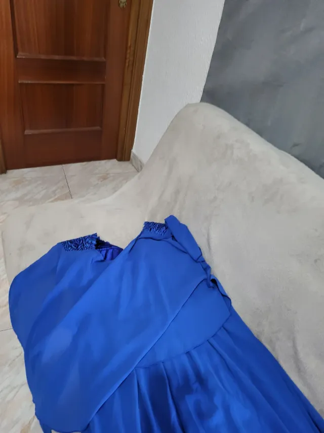 Vestido largo azul con encaje