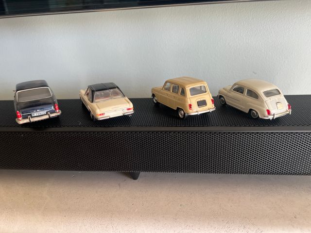 Lotto di 7 auto in scala mai usate, ma senza scatole.