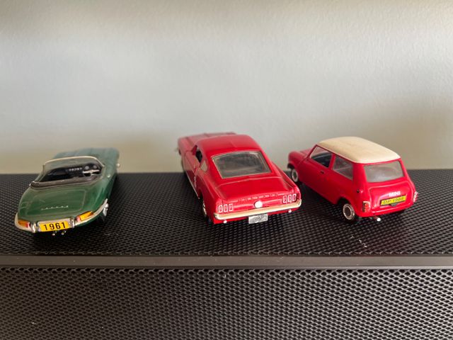 Lotto di 7 auto in scala mai usate, ma senza scatole.