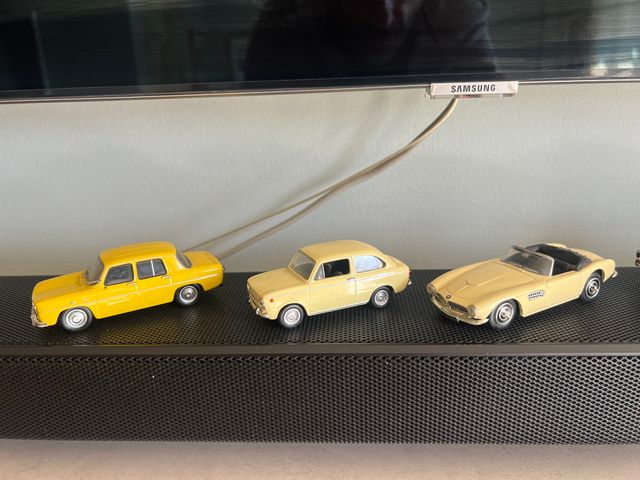 Lotto di 7 auto in scala mai usate, ma senza scatole.