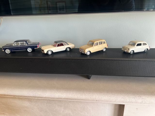 Lotto di 7 auto in scala mai usate, ma senza scatole.