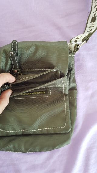 Bolso pequeño verde oliva con correa