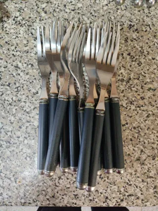 Cubertería de metal y plástico azul.