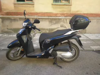 Moto negra con baúl