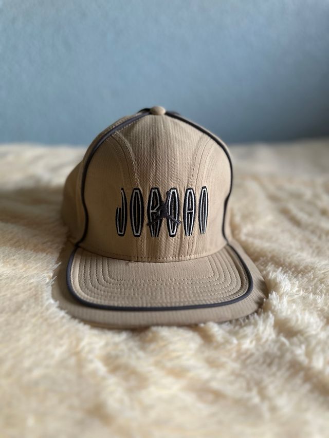 Gorra Jordan remix Beige y Negra