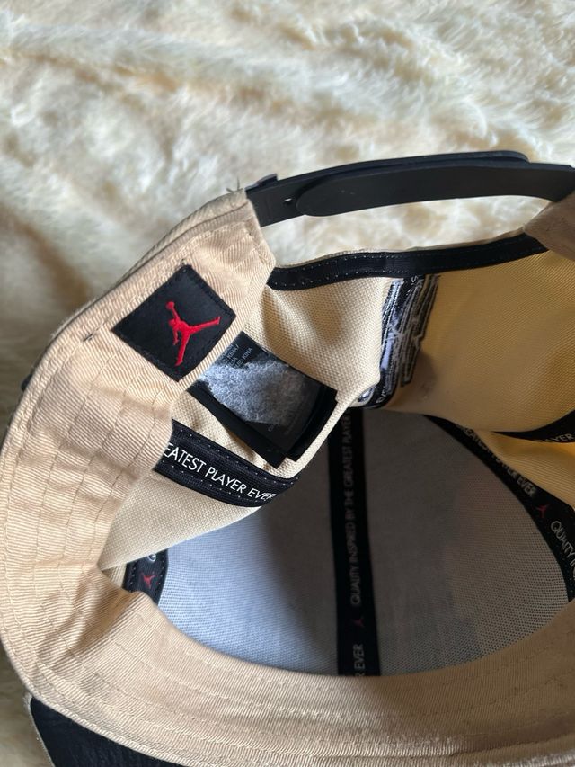 Gorra Jordan remix Beige y Negra