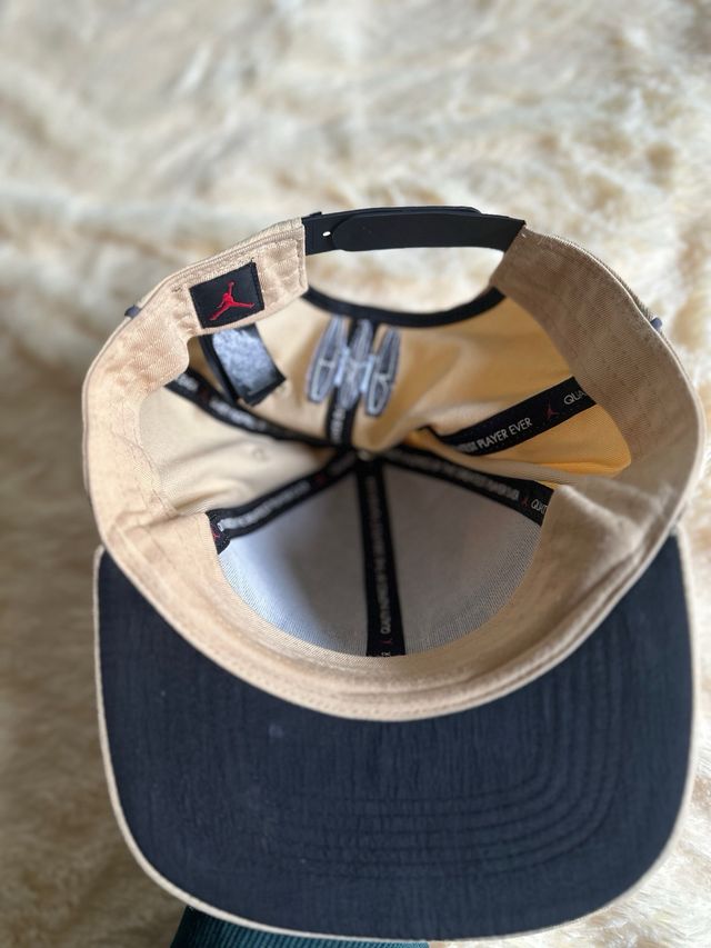 Gorra Jordan remix Beige y Negra