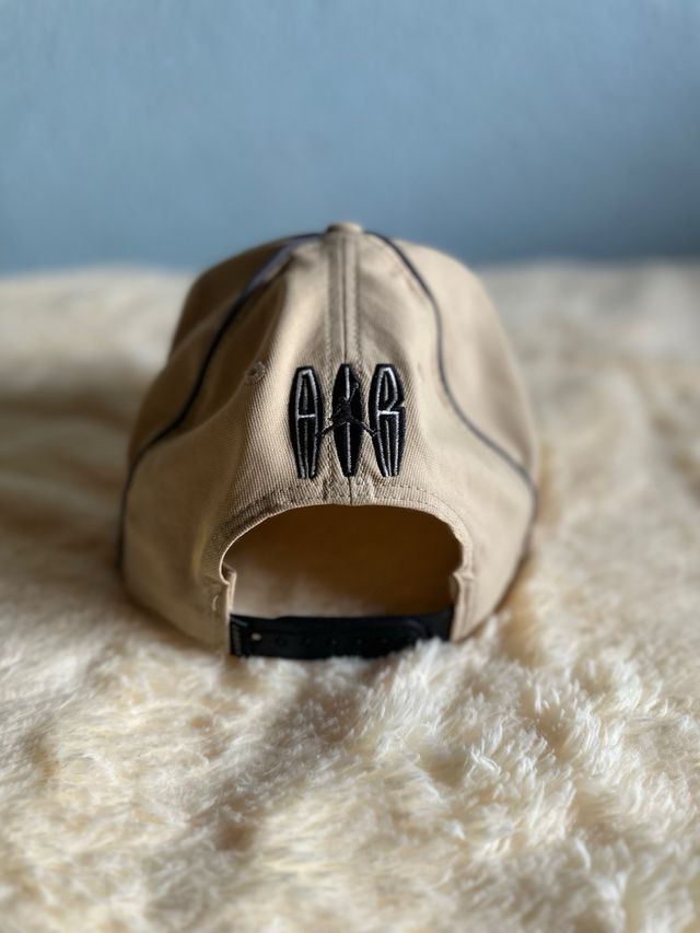 Gorra Jordan remix Beige y Negra