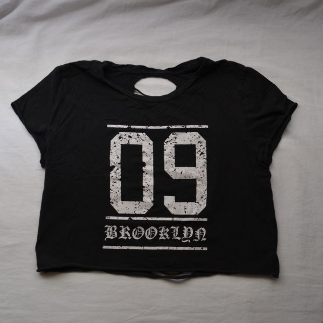 Camiseta negra manga corta con abertura en espalda