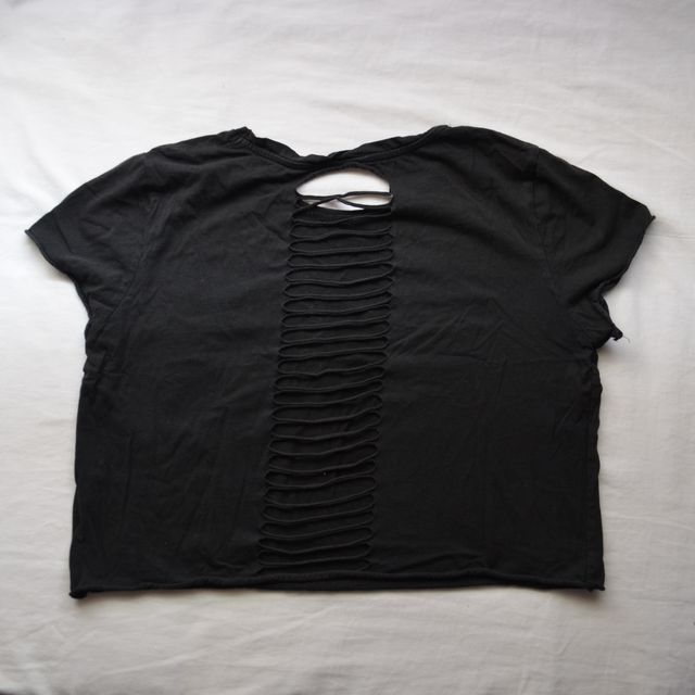 Camiseta negra manga corta con abertura en espalda