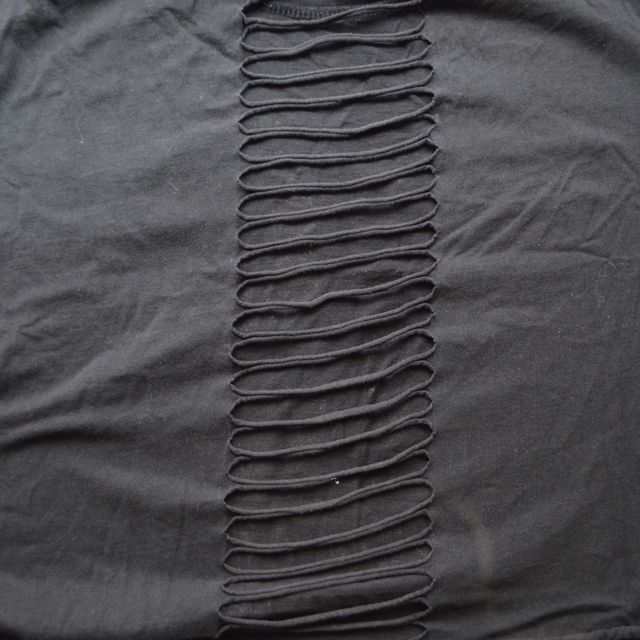 Camiseta negra manga corta con abertura en espalda