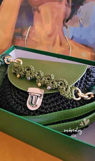 Bolso tejido a mano verde y negro