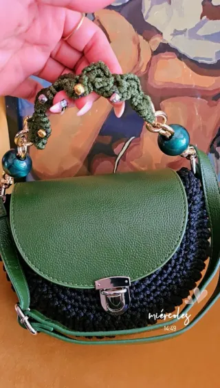 Bolso tejido a mano verde y negro
