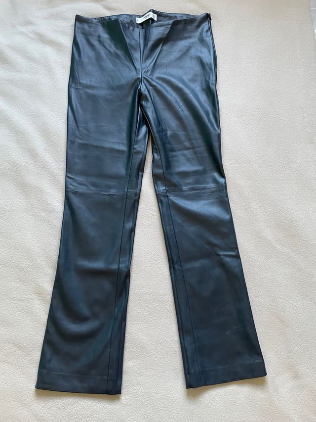 Pantalones Mango efecto piel azul marino