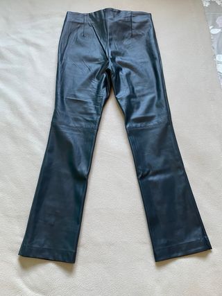 Pantalones Mango efecto piel azul marino