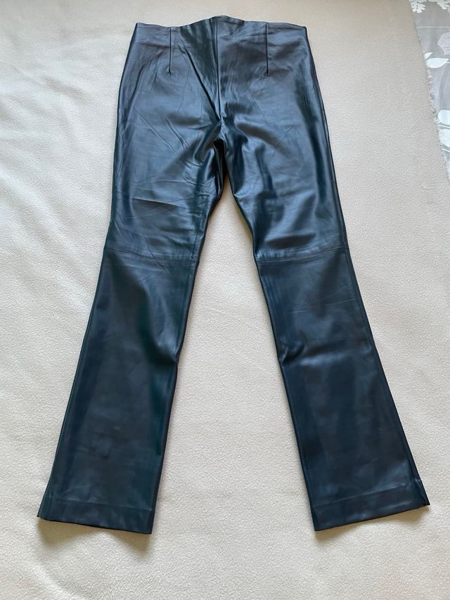 Pantalones Mango efecto piel azul marino