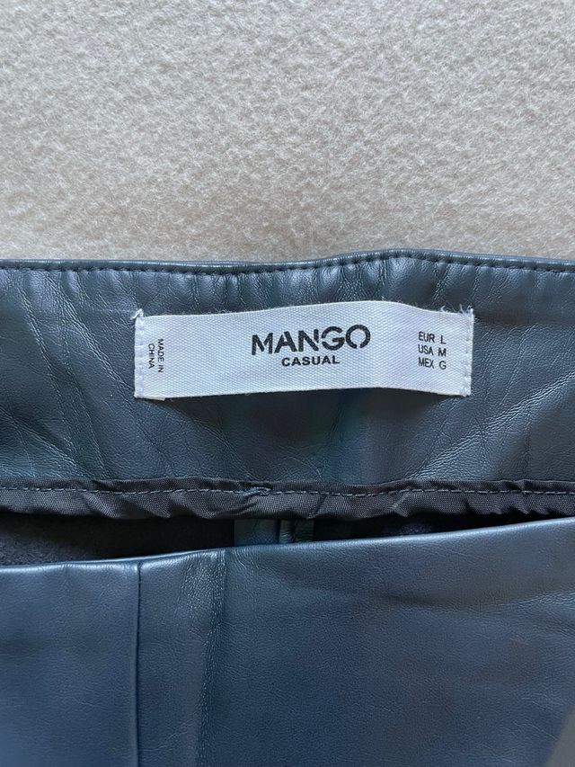 Pantalones Mango efecto piel azul marino