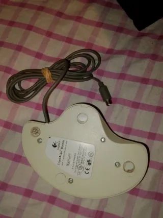 Trackball Logitech Beige con Bola Roja