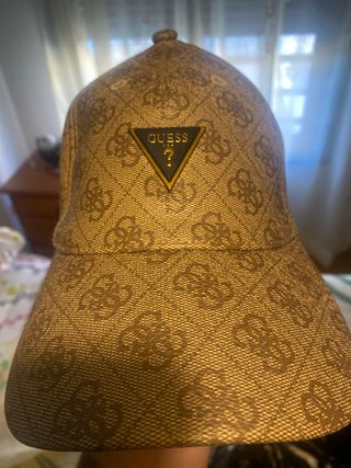 Gorra Guess Marrón y Dorada