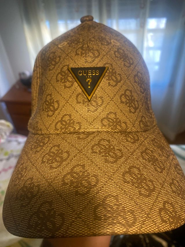 Gorra Guess Marrón y Dorada