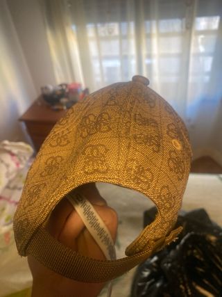 Gorra Guess Marrón y Dorada