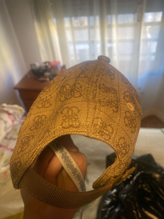 Gorra Guess Marrón y Dorada