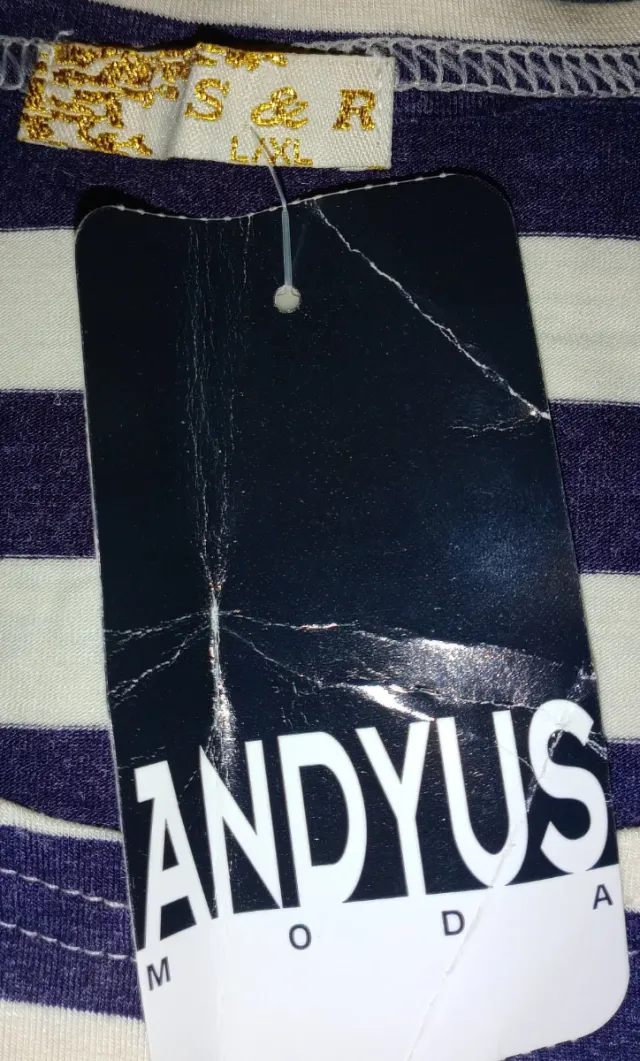 Camiseta de  rayas morada y blanca