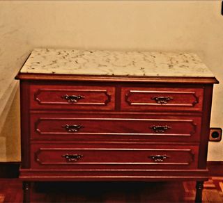 Cómoda de madera con tapa de mármol