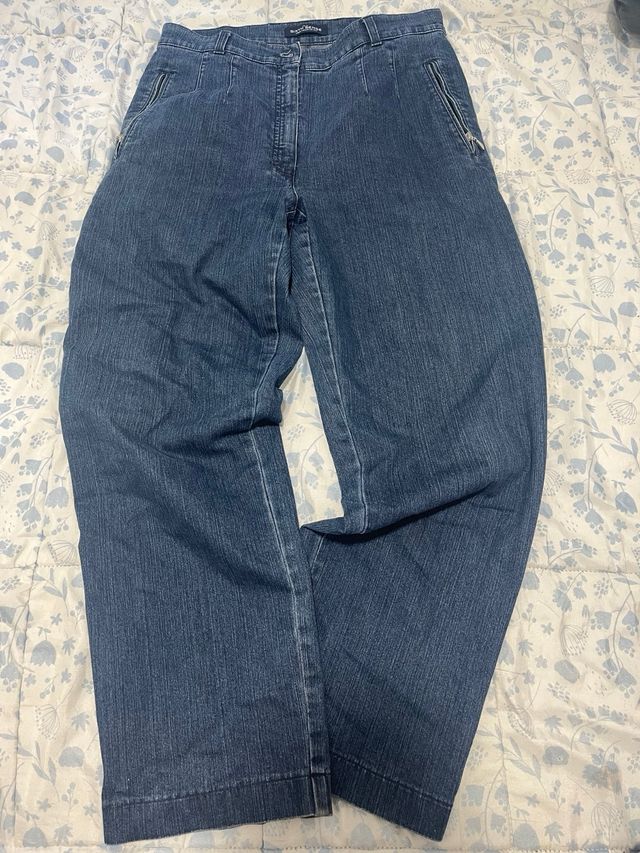 Pantalón vaquero azul unisex.
