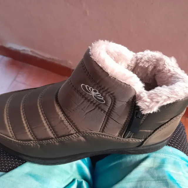 Botas impermeables  forradas, són verdes caqui