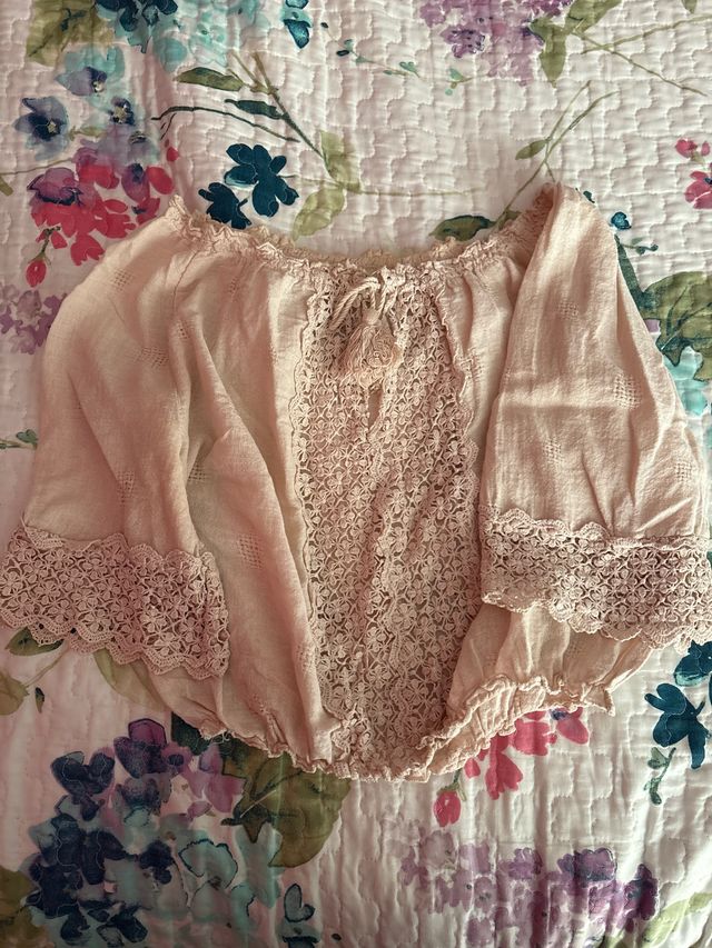 Blusa rosa bordada con encaje.