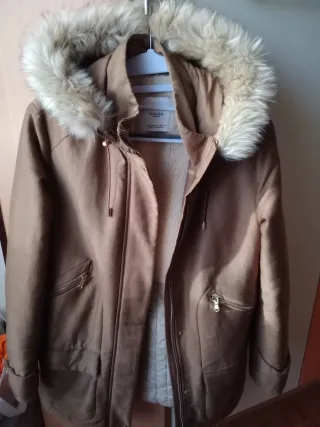 Parka Mango Marrón con Capucha y Pelo
