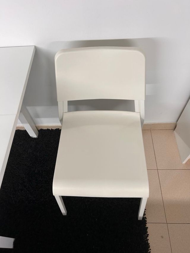 Mesa blanca plegable con 2 sillas