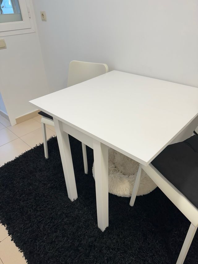 Mesa blanca plegable con 2 sillas