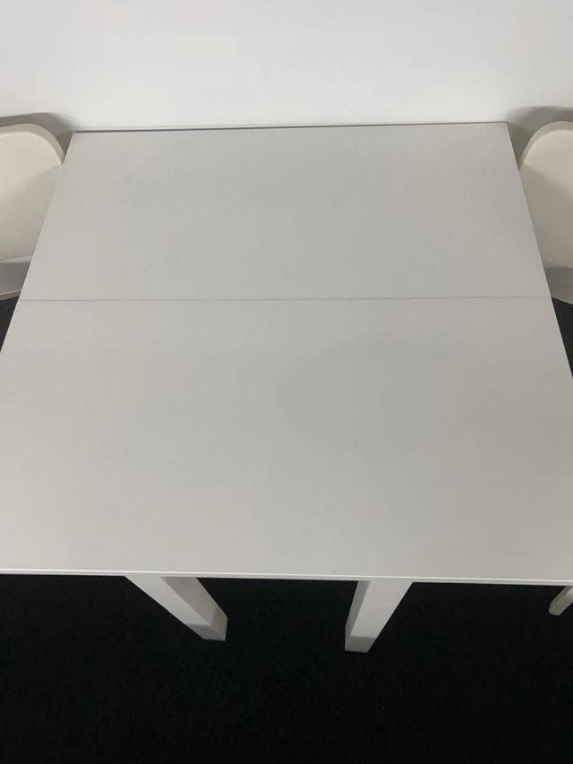 Mesa blanca plegable con 2 sillas